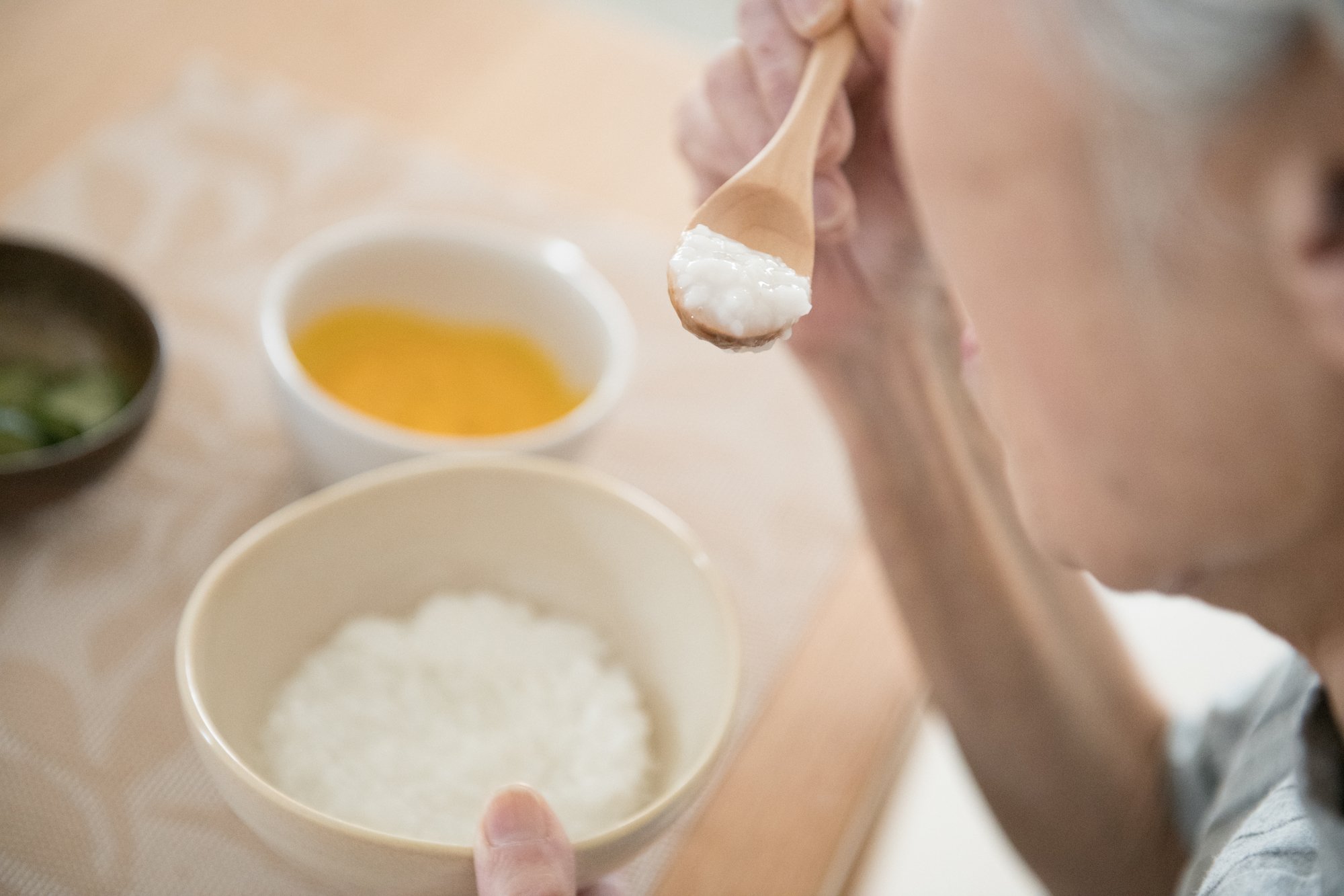 御粥を食べる高齢者