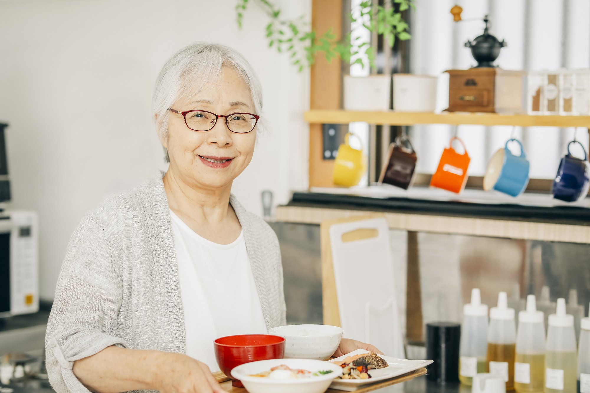 食事をする女性